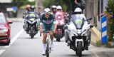 Eenzame koploper Mathieu van der Poel maakt show van slotrit Dauphiné, maar glijdt bijna weg