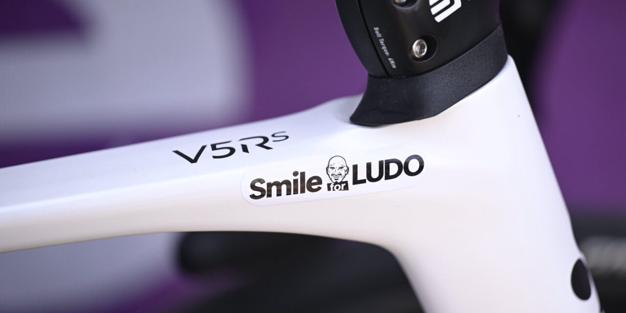 ‘Smile for Ludo’: Ludo Dierckxsens op indrukwekkende manier herdacht in Baloise Belgium Tour