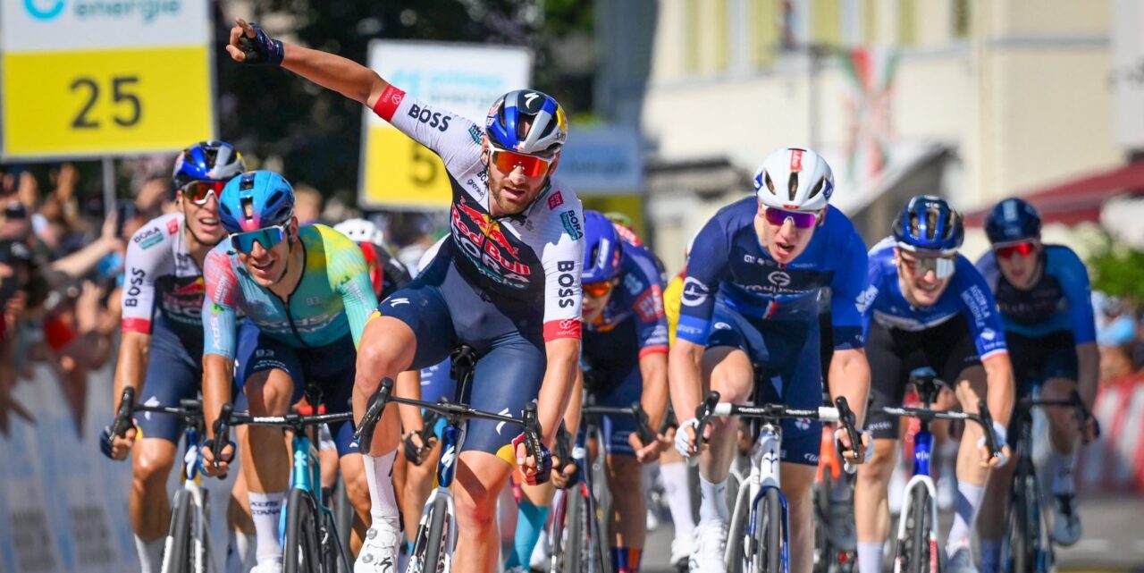 Jordi Meeus sprint naar ritzege in Ronde van Zwitserland na perfecte lead-out Danny van Poppel