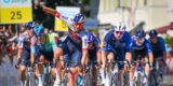 Jordi Meeus sprint naar ritzege in Ronde van Zwitserland na perfecte lead-out Danny van Poppel