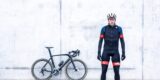 Fietsvrienden brengen prachtige ode aan Mattis en knallen voor hem en KWF Alpe d’Huez op