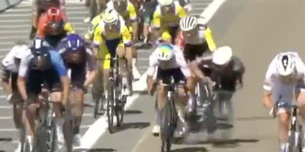 Het verhaal van de dag in de Baloise Belgium Tour: hoe hield Jasper Philipsen zijn fiets recht?