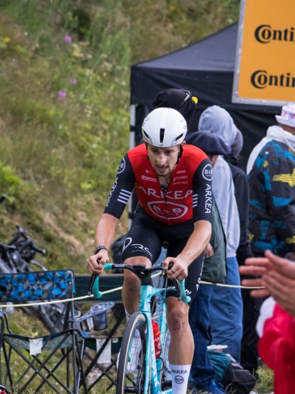 Franse revelatie Kévin Vauquelin breekt vlak na de Tour zijn kuitbeen bij ongeluk in huis