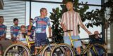 Eerbetoon aan historische zege: Boonen overhandigt speciale fiets aan Remco Evenepoel