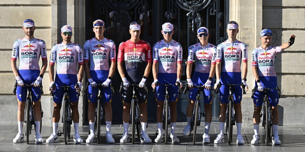 Danny van Poppel showt kampioenstrui en bijbehorende broek tijdens ploegenpresentatie