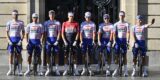 Danny van Poppel showt kampioenstrui en bijbehorende broek tijdens ploegenpresentatie