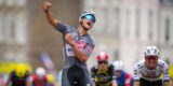 Tour 2025: Mathieu van der Poel vliegt naar ritzege en gele trui na sprint bergop, Tadej Pogacar tweede