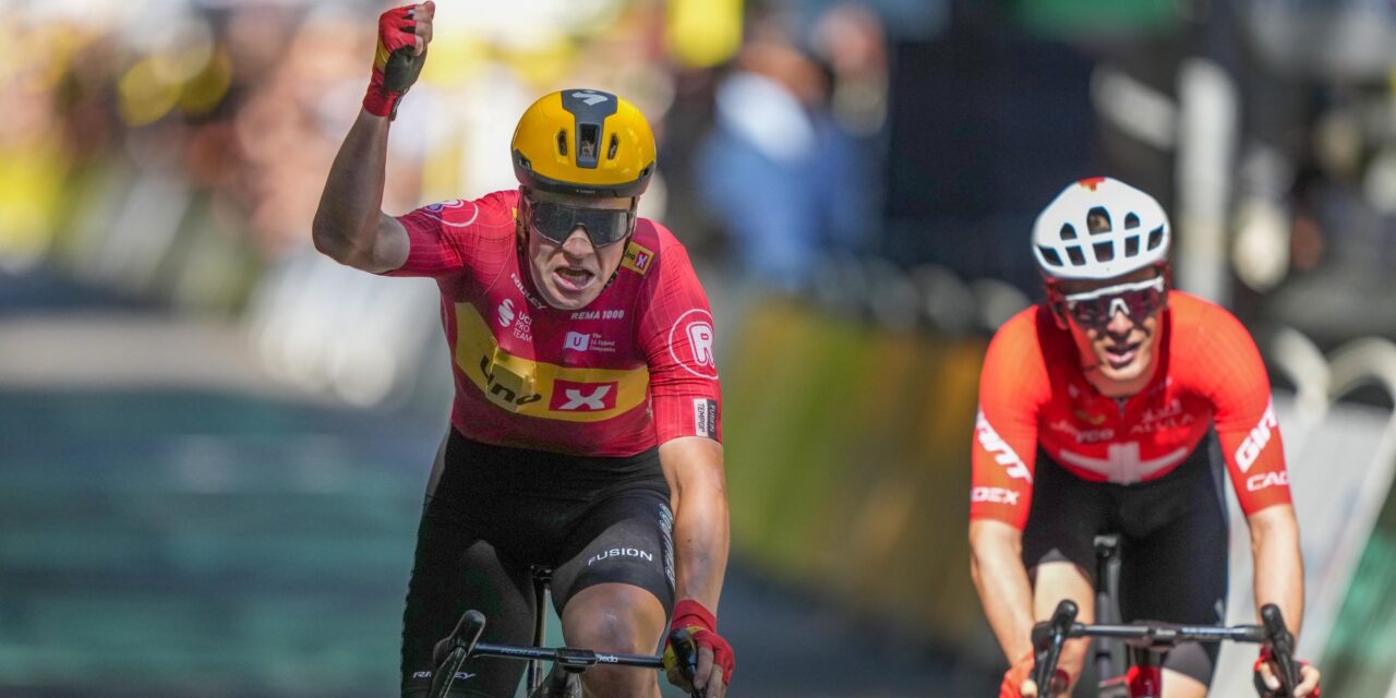 Tour 2025: Abrahamsen wint knotsgekke rit, Van der Poel komt nét te laat en Pogacar valt in finale