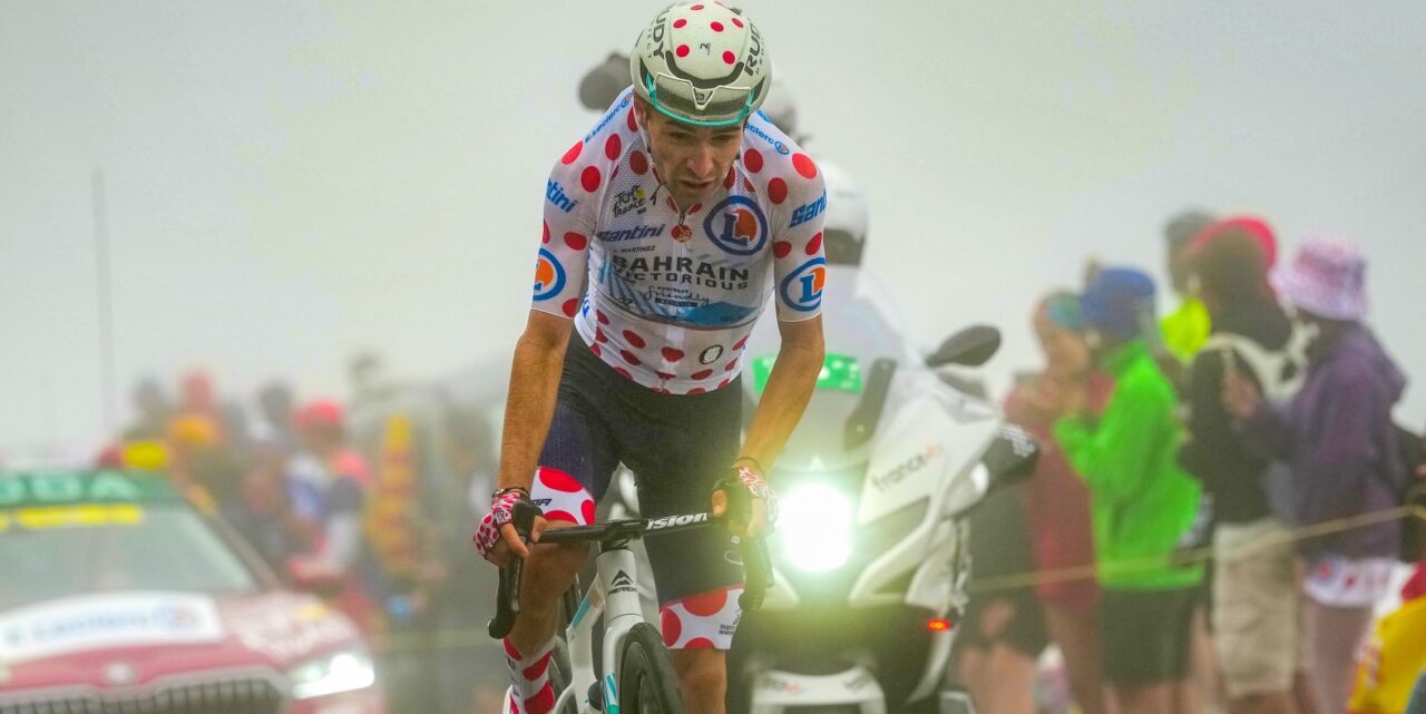 Lenny Martinez zag amper iets in mistige afdaling Tourmalet: Moest zelfs fietscomputer gebruiken