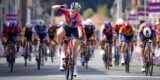 Zoe Bäckstedt verschalkt sprintend peloton in Baloise Ladies Tour