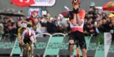 Thymen Arensman beloonde het lange wachten in de stromende regen