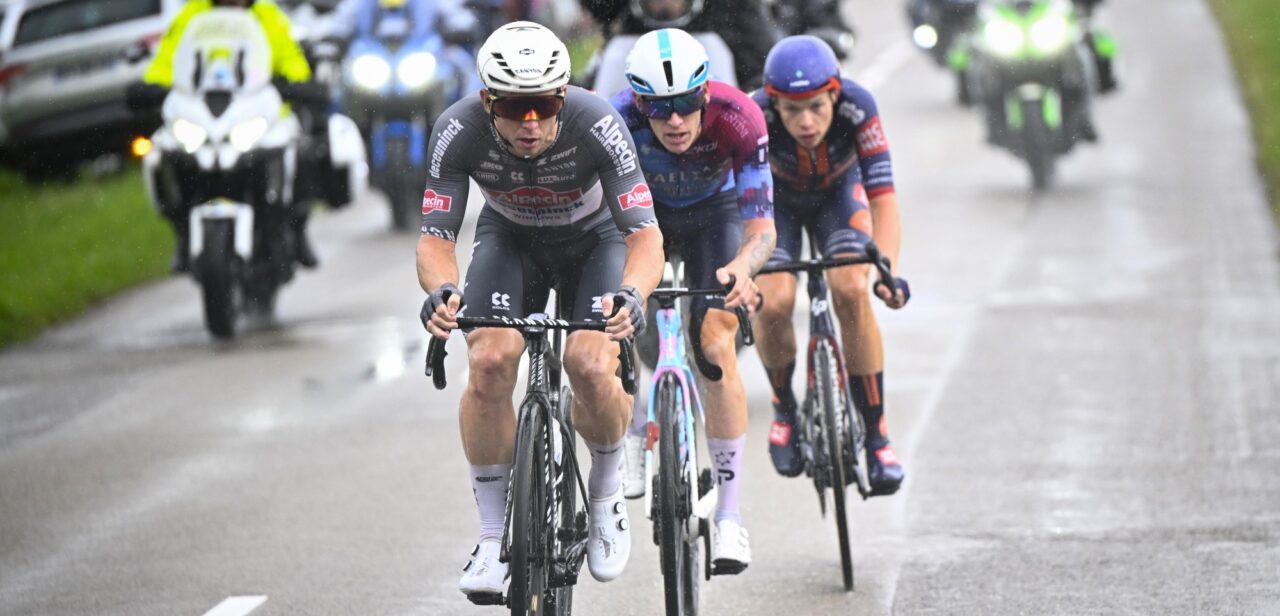 Kaden Groves in tranen na ritzege in de Tour: “Eerste keer dat ik solo win”