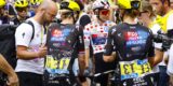 Ploegmanager Demi Vollering gefrustreerd door ‘gebrek aan respect’ in peloton: “Ze spelen met levens”