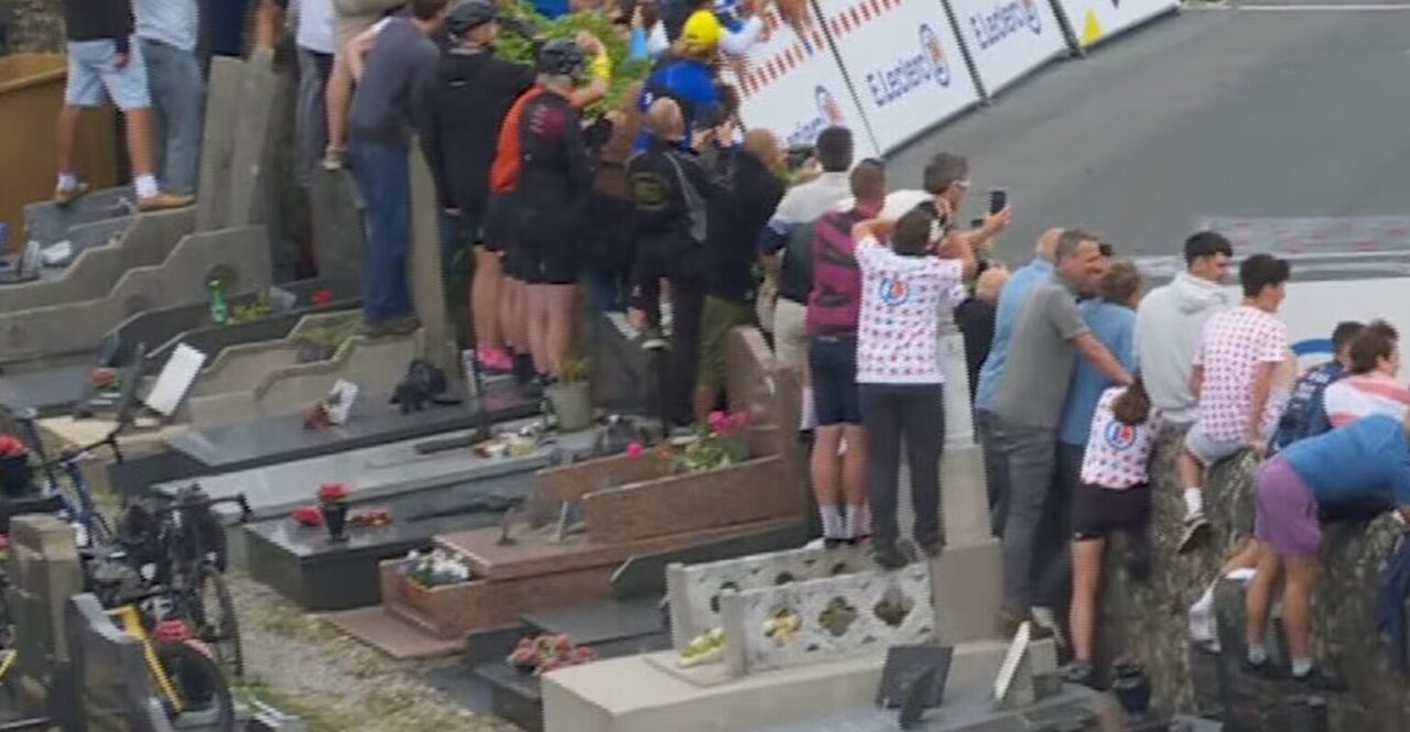Wielerfans zorgen voor ophef in Tour de France: “Het is een groot gebrek aan respect”