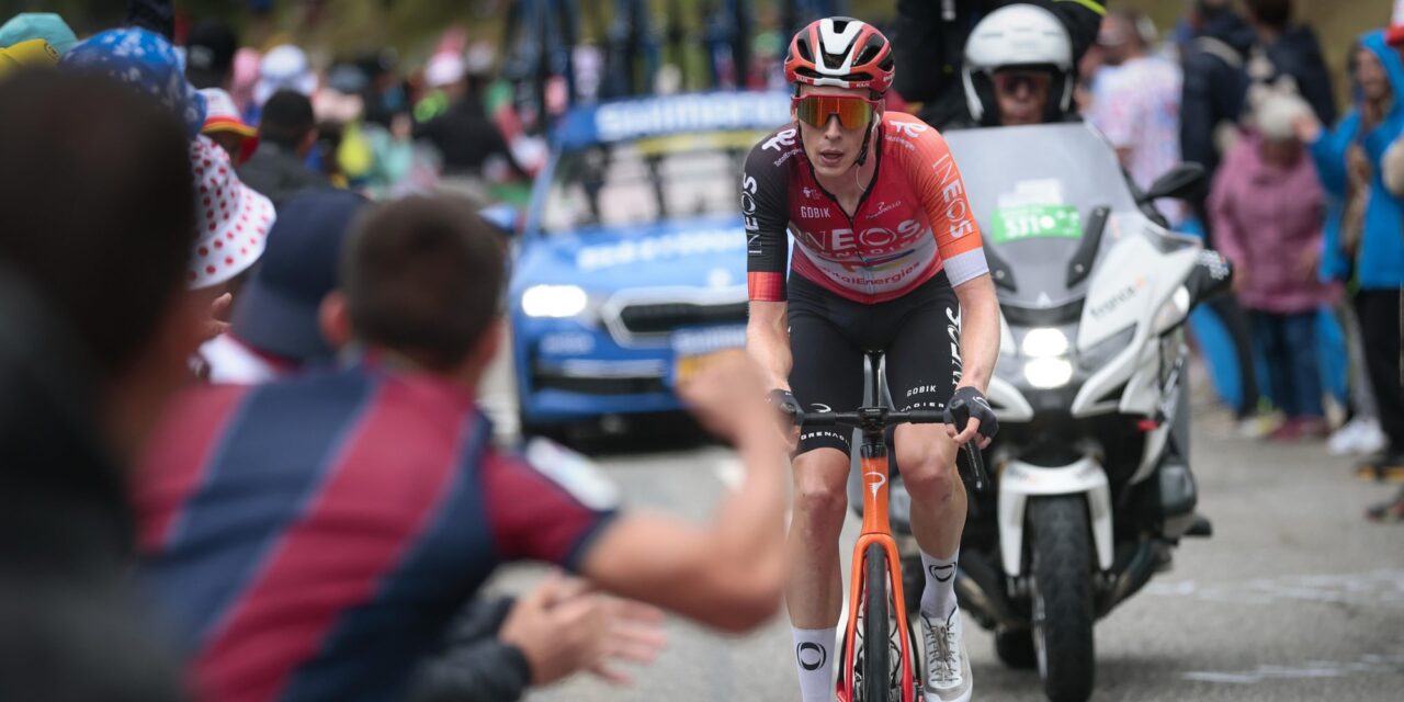 “Een doorbraak” en “bij de tien beste klimmers van het peloton”: veel lof voor Thymen Arensman na ritzege