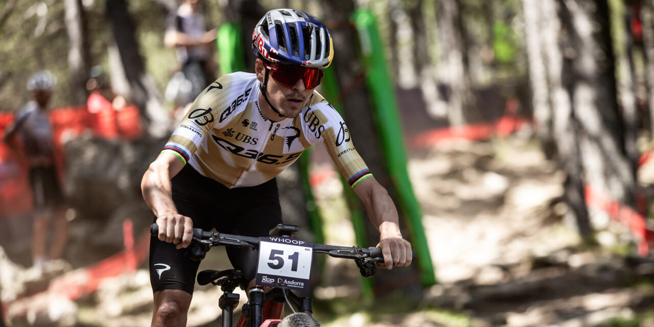 Tom Pidcock knalt in speciaal ‘olympisch’ tenue naar MTB-zege in Andorra