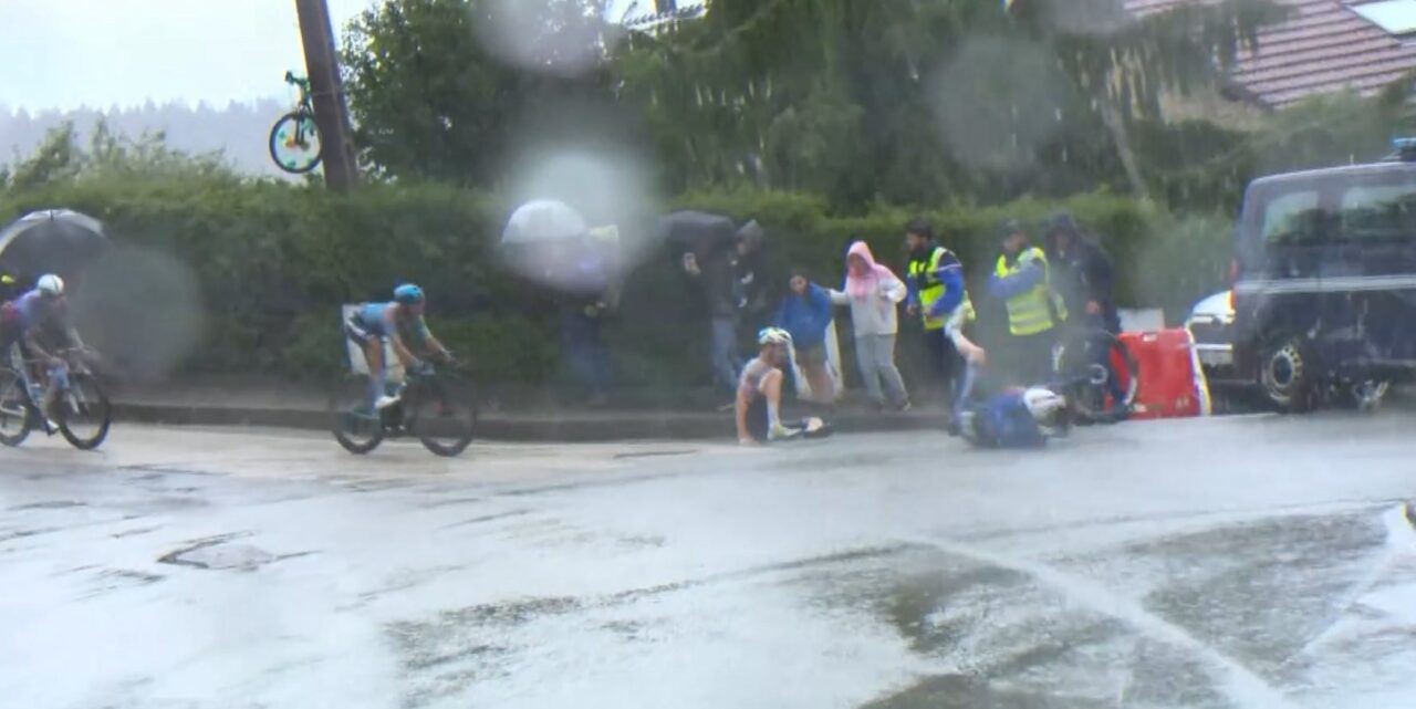 Tour 2025: Koplopers Romeo en Grégoire hard onderuit in kletsnatte afdaling