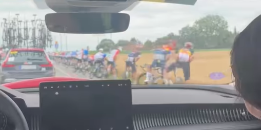 Tour 2025: Beelden van grootschalige plaspauze in peloton gaan viraal