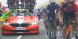 Auto van INEOS Grenadiers rijdt fan omver op Peyresourde, ploegleider krijgt gele kaart en hoge boete