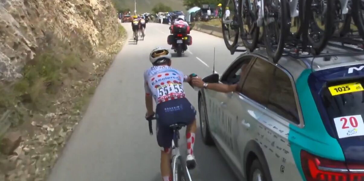 Tour 2025: Jury bestraft Lenny Martinez voor extreme plakbidon op Col du Glandon