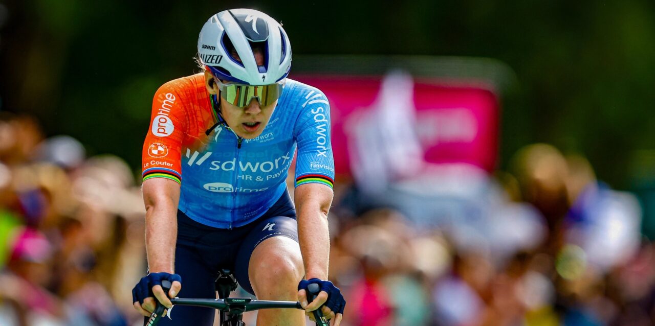 Danny Stam reageert op rampdag Anna van der Breggen in Tour Femmes: “Waren al bang”