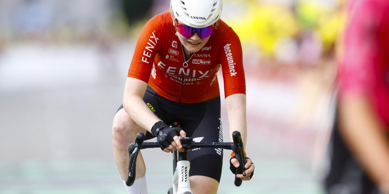 Tour Femmes 2025: Puck Pieterse komt ten val in afdaling en verliest tijd
