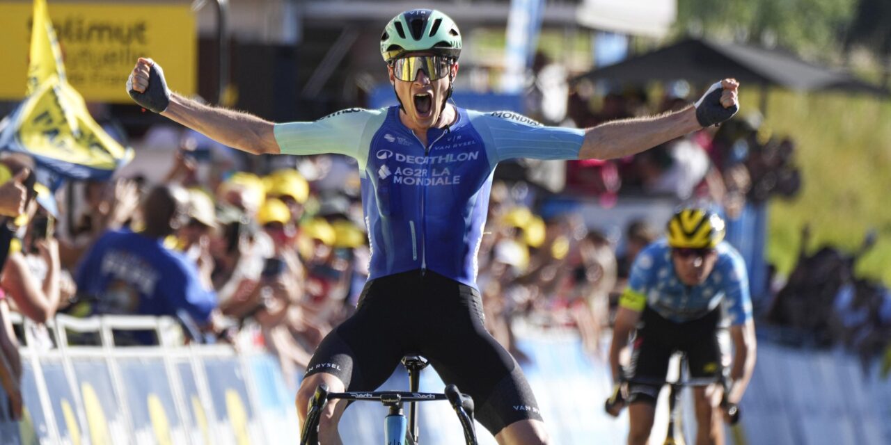 Cian Uijtdebroeks grijpt in Tour de l’Ain nipt naast eerste profzege na duel met Nicolas Prodhomme