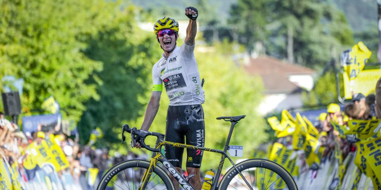 Hij is terug! Cian Uijtdebroeks bekroont solo van 50 kilometer met rit- én eindzege in Tour de l’Ain