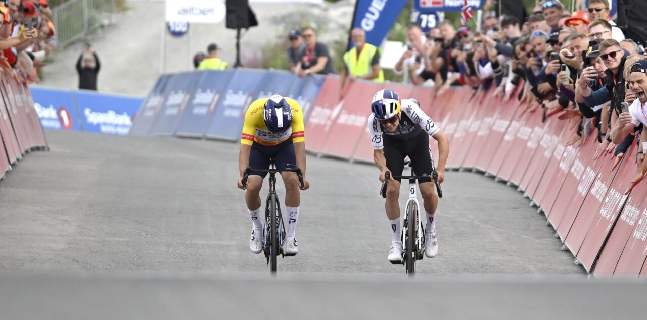 Tom Pidcock krijgt Corbin Strong niet klein op slotklim: “Ongelofelijk voor een sprinter”