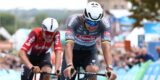 Mathieu van der Poel klopt Arnaud De Lie en Tim Wellens in de Renewi Tour na lange sprint