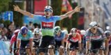 De Lie troeft Van der Poel af, wint spetterende slotrit en redt eindzege Renewi Tour