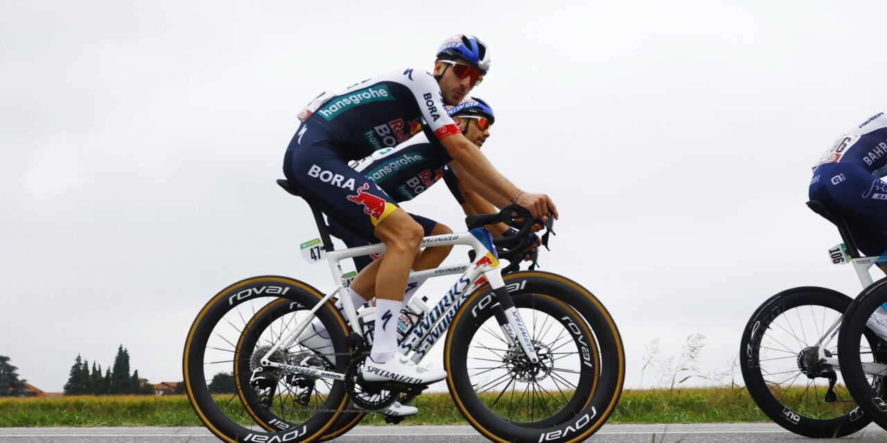 Vuelta 2025: Tim van Dijke viel aan andere kant van rotonde en botste op verkeersblok