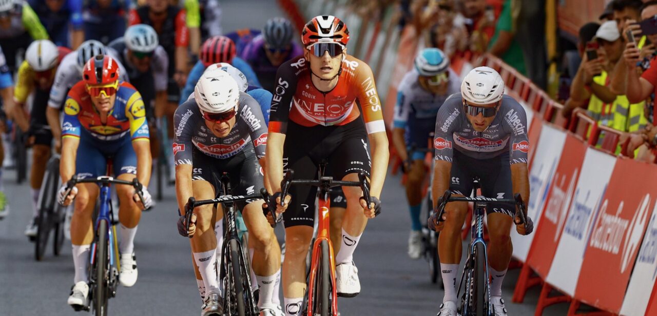 Vuelta 2025: Liveblog etappe 4 – Ben Turner zorgt voor verrassing en klopt Jasper Philipsen