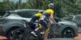 Schijnvertoning: Nederlandse clubrenners verstoppen zich achter auto’s op circuit in Ronde van Guadeloupe