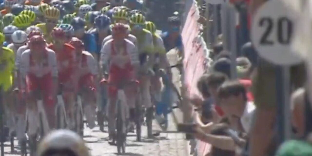 Bizarre beelden: Slaande ruzie midden in het peloton in Ronde van Portugal
