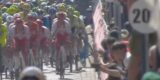 Bizarre beelden: Slaande ruzie midden in het peloton in Ronde van Portugal