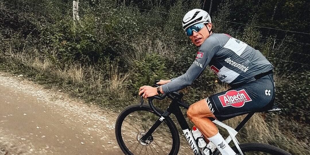 Gevatte Mathieu van der Poel heeft graveltip voor vallende Jasper Philipsen