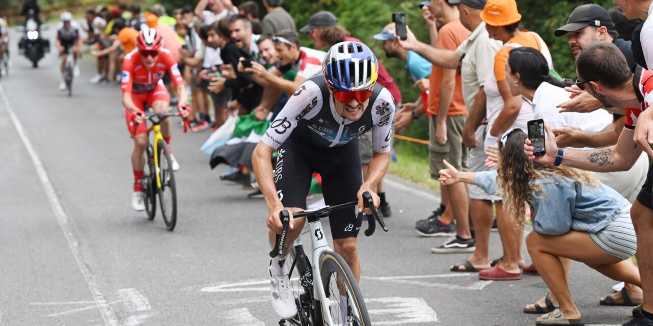 Vuelta 2025: Vingegaard en Pidcock pakken 10 seconden, Almeida voelt Brit in de nek hijgen