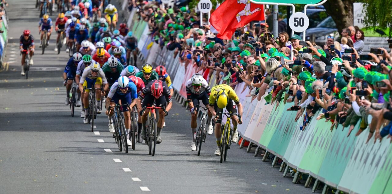 Matthew Brennan dankbaar voor perfecte lead-out van Olav Kooij in Tour of Britain
