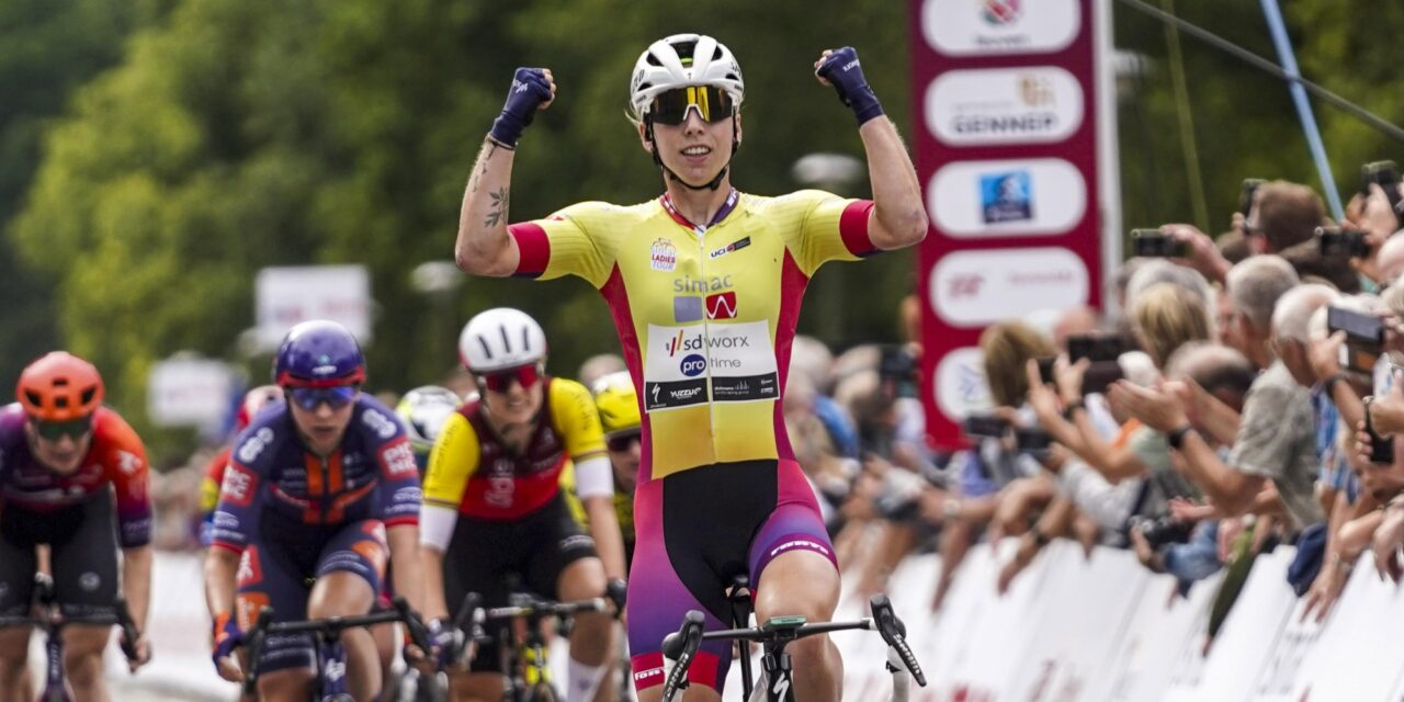 Lorena Wiebes voltooit hattrick in Simac Ladies Tour na waaiergeweld in Flevoland