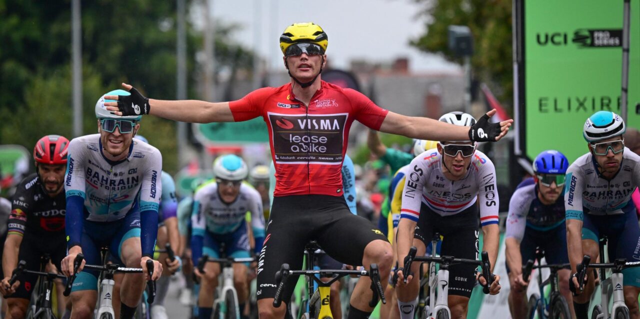 Olav Kooij wint slotrit Tour of Britain na nagelbijter, Grégoire houdt Evenepoel van eindzege