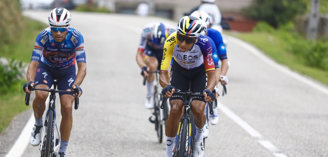 Vuelta 2025: Liveblog etappe 16 – Egan Bernal zegeviert in door demonstraties onthoofde etappe