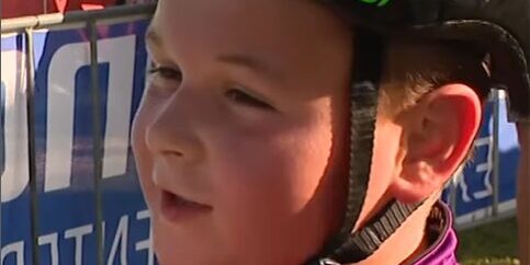 Supportersbus vol fans moet internetsensatie Jayden (9) van laatste plaats houden