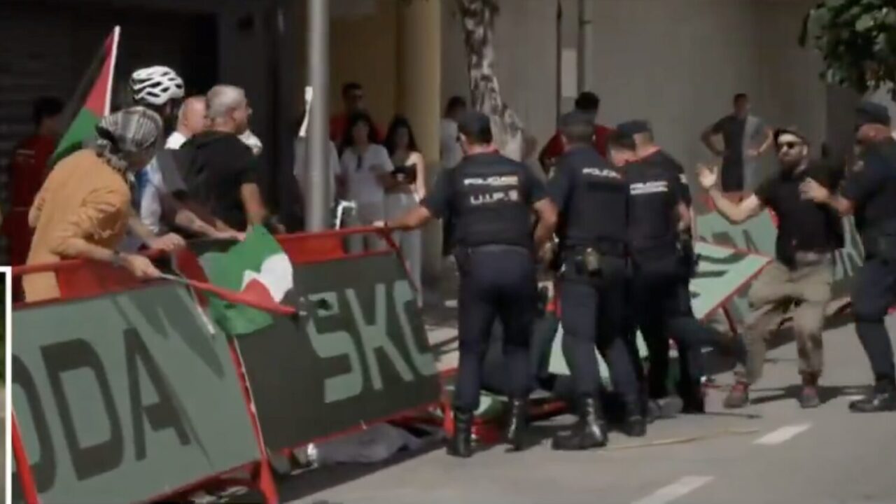 Vuelta 2025: Politie moet ingrijpen door protesten bij finish etappe 15