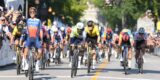 Flinke vertraging voor groot deel peloton op weg naar Canadees tweeluik