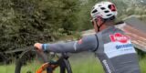 Crocs, golf en een wonderlijke wheelie: Mathieu van der Poel leeft ontspannen toe naar WK