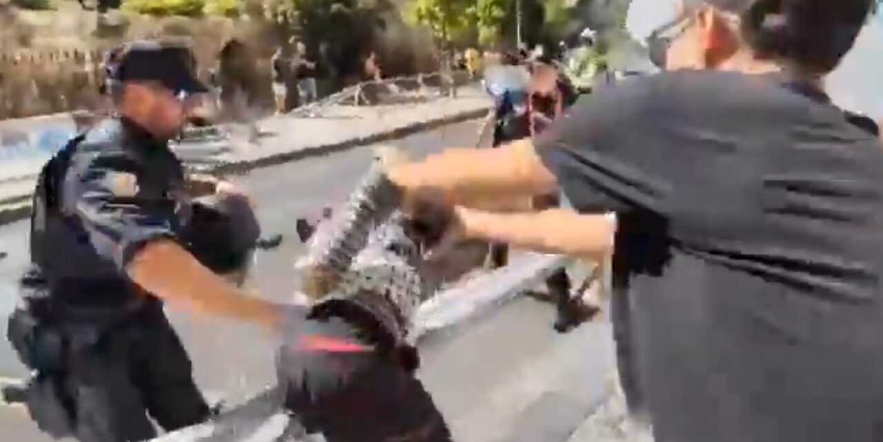 Vuelta 2025: Politie verwijdert pro-Palestina-demonstranten met harde hand van tijdritparcours