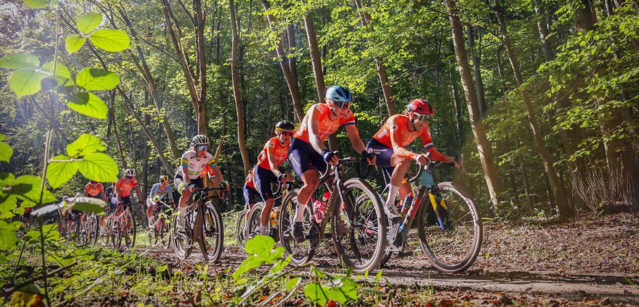 Liveblog WK Gravel 2025 voor vrouwen – Grote favorieten blijven bij elkaar
