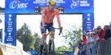 Dylan van Baarle komt hard ten val tijdens EK tijdrijden