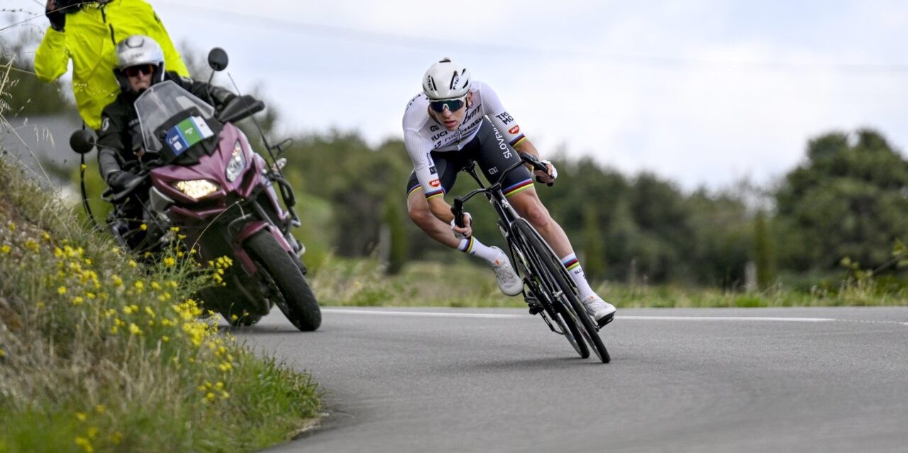 Tadej Pogacar wint na slijtageslag: slechts 17 renners finishen EK wielrennen